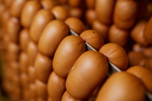 Foto salchichas apetitosas en estantes en una tienda de salchichas producción de salchichas