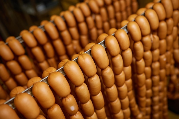 Foto salchichas apetitosas en estantes en una tienda de salchichas producción de salchichas