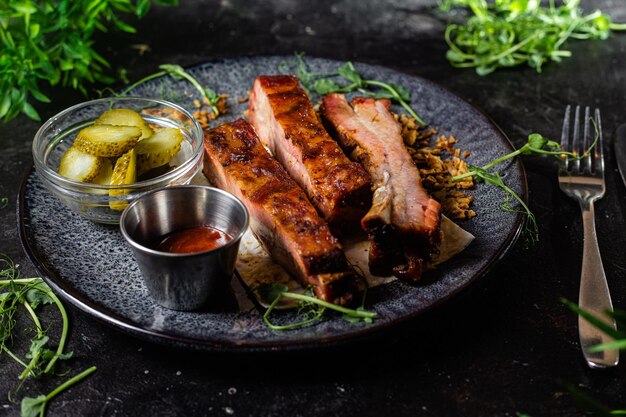 Salchichas asadas en un plato oscuro con salsa