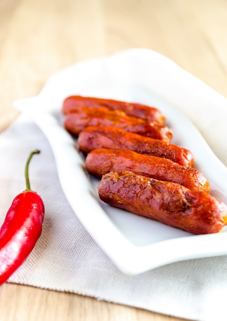 Salchichas asadas en el plato