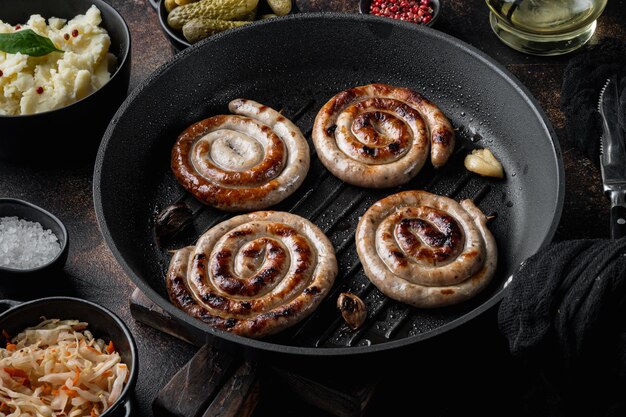 Salchichas asadas con repollo fermentado en sartén de hierro fundido