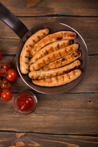 Salchichas asadas con verduras frescas.