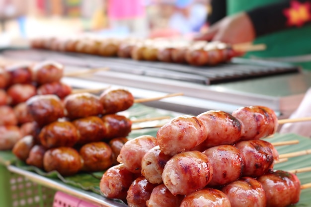 Salchichas de barbacoa en comida callejera