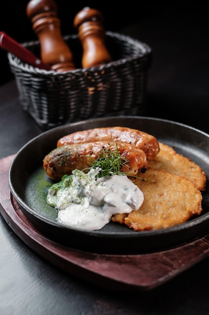 Salchichas bávaras fritas con tortitas de patata