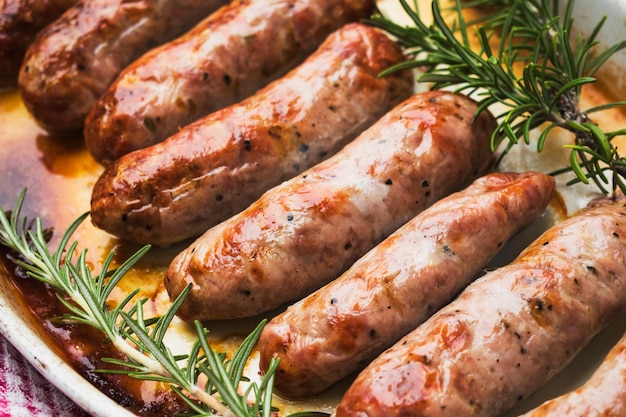 Foto salchichas de carne asadas servidas en un plato