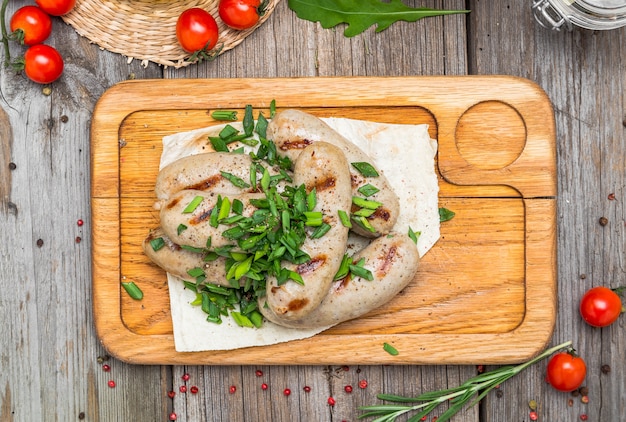 Salchichas de carne de pollo en una mesa de madera