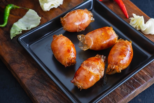 Salchichas caseras fritas en una sartén