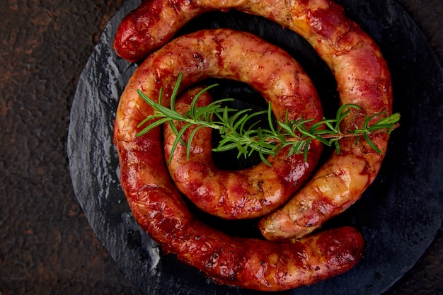 Salchichas de cerdo asadas en espiral