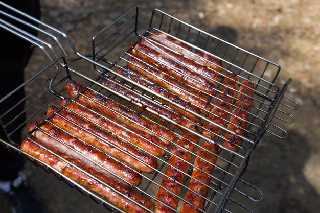 Salchichas de cerdo barbacoa al aire libre a la parrilla