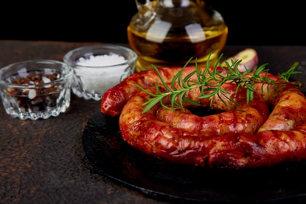 Salchichas de cerdo en espiral a la parrilla o asadas