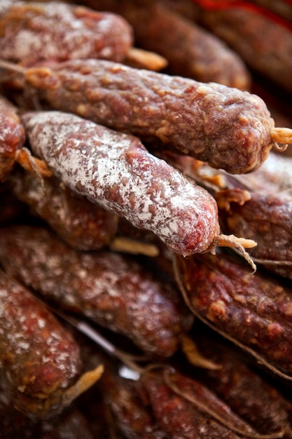 Salchichas de cerdo en un puesto en el mercado