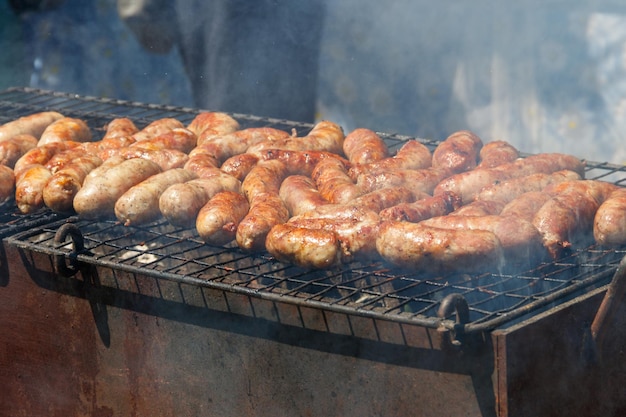 Salchichas cocinando a la parrilla