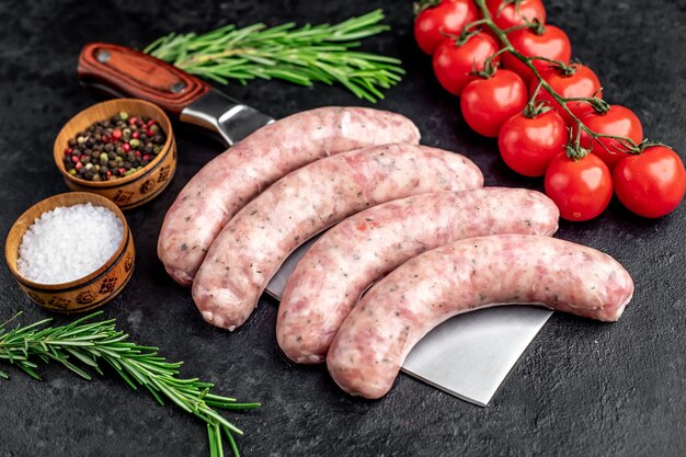 Salchichas crudas para asar en una mesa de piedra