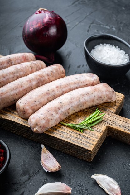 Salchichas crudas caseras en la mesa