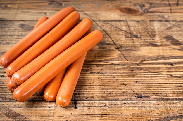 Salchichas crudas en la mesa de la cocina