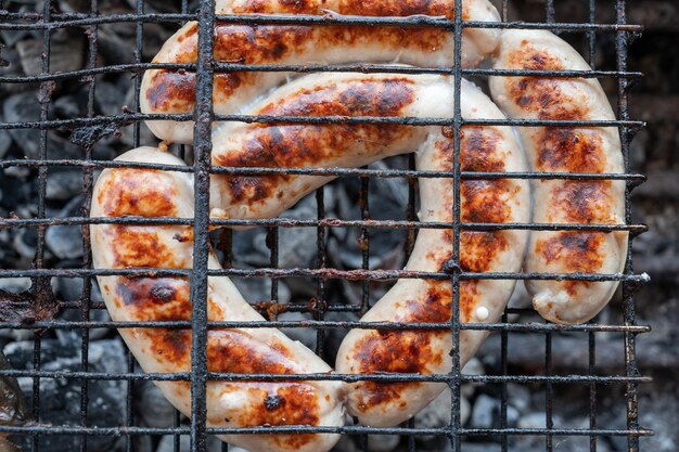 Salchichas marinadas picantes a la parrilla en el concepto de descanso de verano de barbacoa