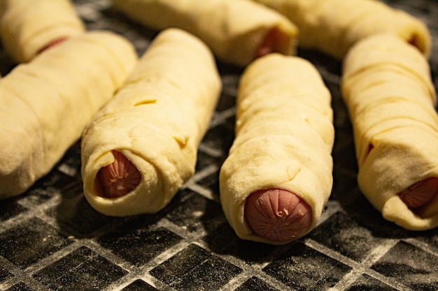 Salchichas en masa cruda con queso