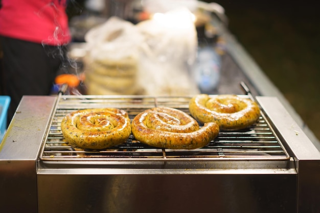 Foto salchichas del norte de tailandia a la parrilla