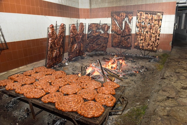 Foto salchichas a la parrilla y costillas de vaca cocina tradicional argentina patagonia argentina