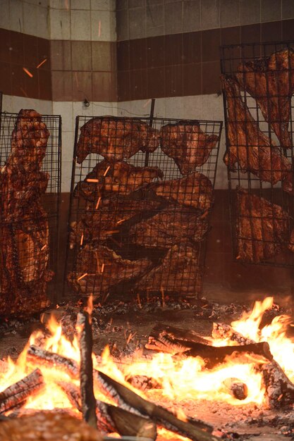 Salchichas a la parrilla y costillas de vaca cocina tradicional argentina Patagonia Argentina