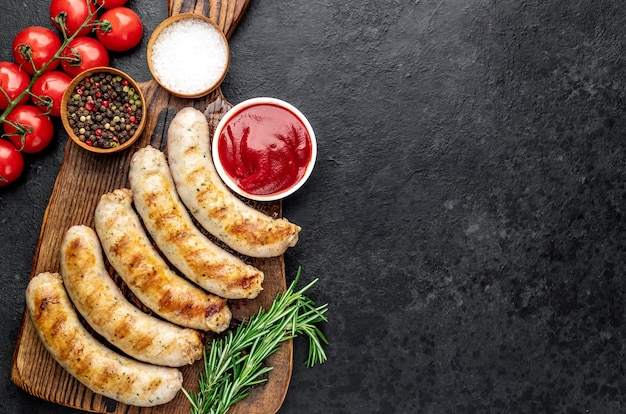 Salchichas a la parrilla con especias sobre una mesa de piedra