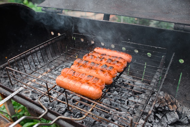 Salchichas a la parrilla en el jardín