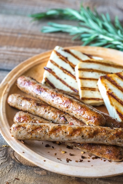 Foto salchichas a la parrilla y queso con romero