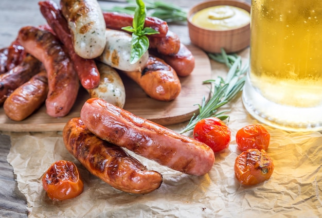 Salchichas a la parrilla con vaso de cerveza