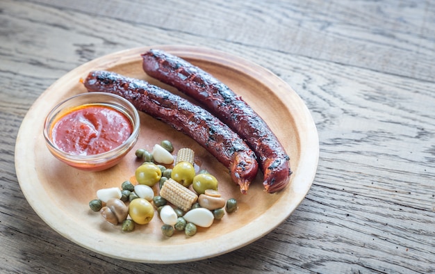 Salchichas a la parrilla con vegetales marinados