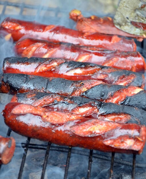 Foto salchichas en la parrilla