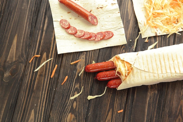 Salchichas picantes envueltas en pan de pitapreparación de Shawarma