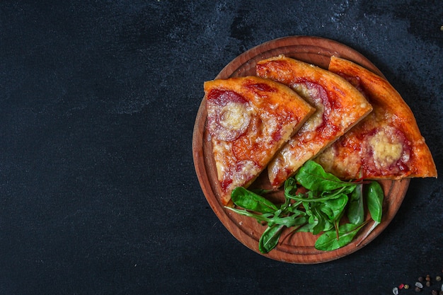 salchichas de pizza y salami (salsa de tomate, queso, carne)