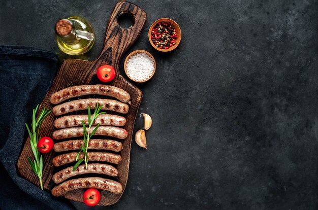 Salchichas a la plancha con especias y romero sobre una mesa de piedra