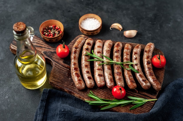 Salchichas a la plancha con especias y romero sobre una mesa de piedra