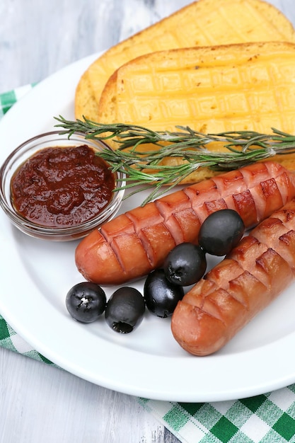 Salchichas a la plancha en mesa de madera