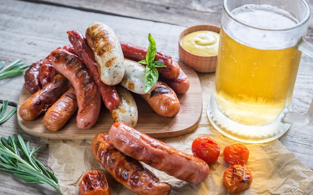 Salchichas a la plancha con vaso de cerveza