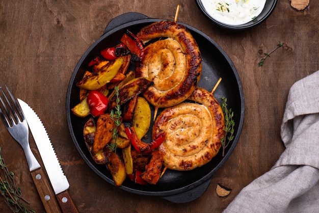 Salchichas de pollo al horno con verduras