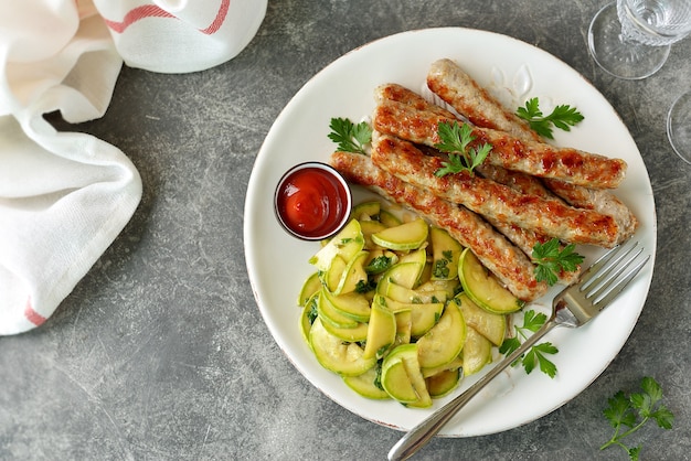 Salchichas de pollo a la plancha con ensalada de calabacín