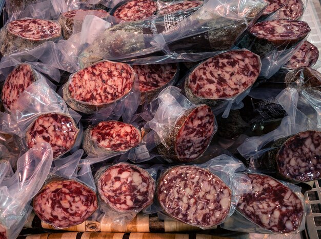 Salchichas rojas tradicionales españolas en carnicería. carne ahumada seca en el supermercado. supermercado comercial de cerdo ibérico. vender productos crudos en el mercado