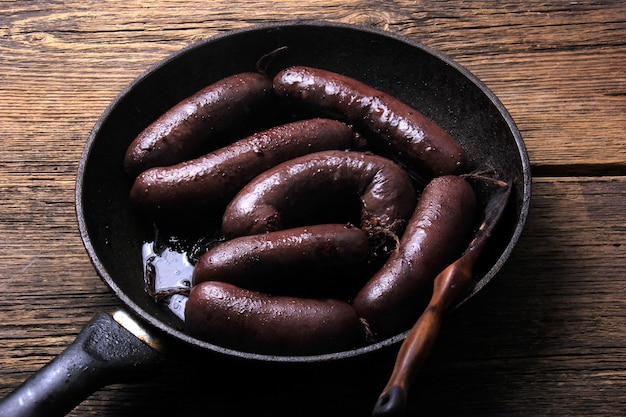 Salchichas de sangre entera en una bandeja de metal, salchichas de sangre tradicionales de Letonia