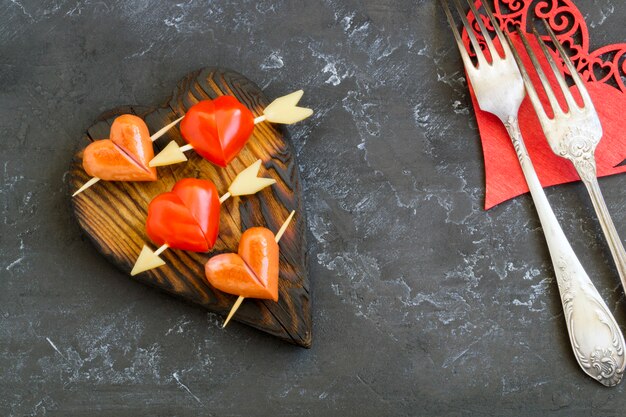 Salchichas y tomates en forma de corazón para San Valentín