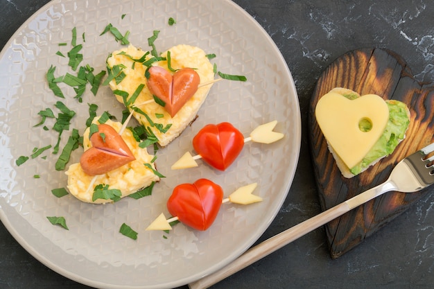 Salchichas y tomates en forma de corazón para San Valentín