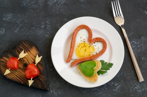 Salchichas y tomates en forma de corazón para San Valentín