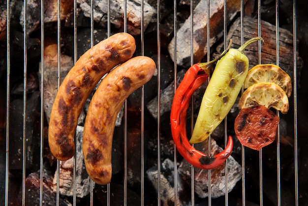 Salchichas y verduras a la parrilla en la parrilla de cerca