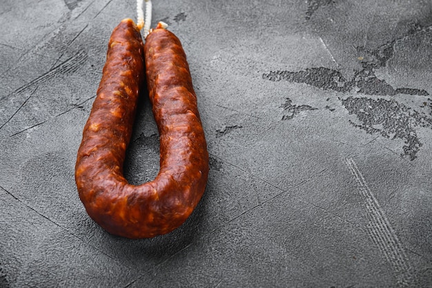 Salchichón chorizo salami sobre gris