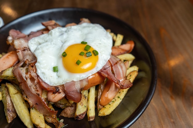 Foto salchipapa con huevo plato tipico del peru