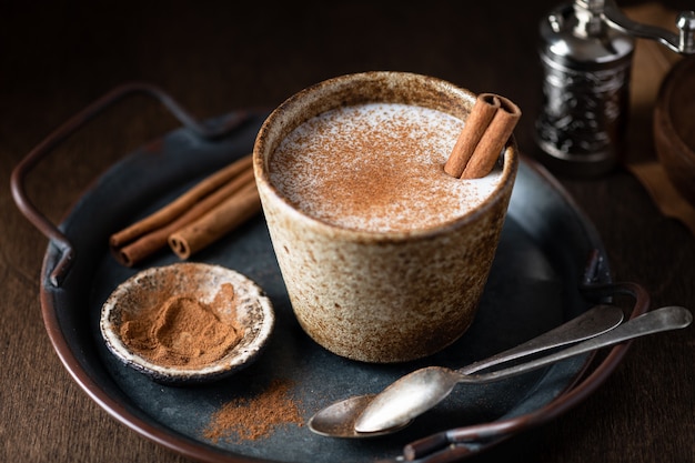 Salep bebida caliente tradicional turca en mesa de madera