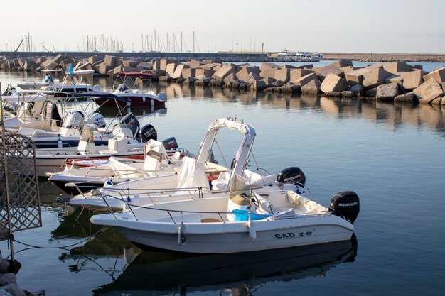 Salerno Italien 7. August 2022 Ein wunderschönes Panorama der Boote im Meer in Salerno, dem Fantastischen