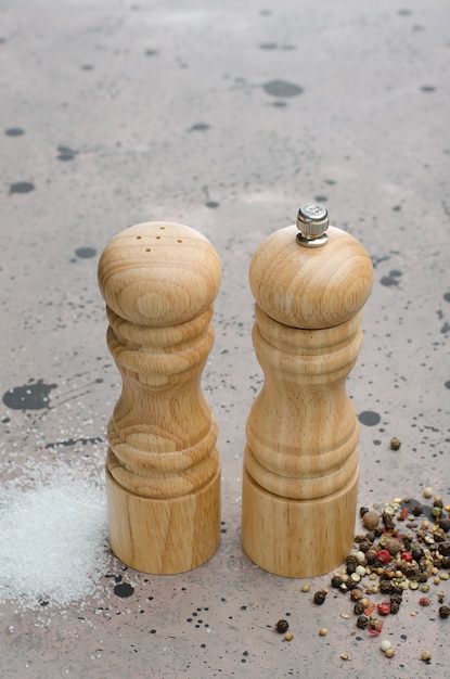 Salero de madera y centro de mesa en la mesa.