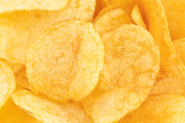 Salgadas batatas fritas de ouro close-up